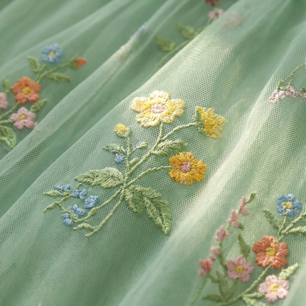 刺繍されたチュールボールガウン