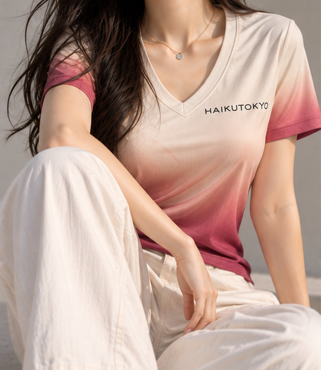 HAIKUTOKYO レディース VネックTシャツ - ローズグラデーション
