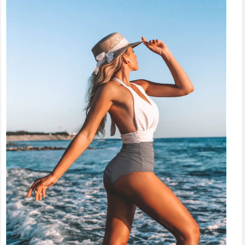 ストローハットをかぶった白い水着を着た女性、ビーチ、夏のファッション、海の背景。