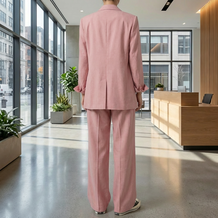二つのピースの女性用スーツ