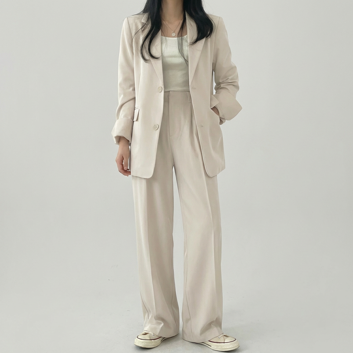 二つのピースの女性用スーツ